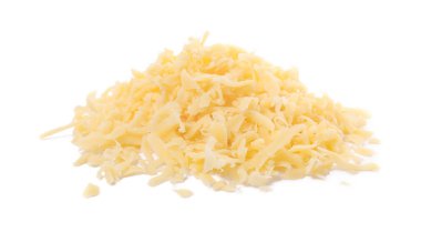 Beyaza izole edilmiş lezzetli rendelenmiş peynir yığını.