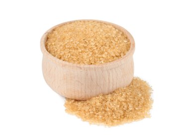 kase üzerinde beyaz izole kahverengi şeker