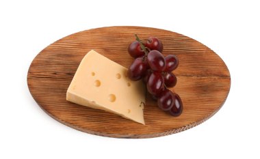 Bir parça lezzetli peynir ve üzüm beyaza izole edilmiş, manzaranın üstünde