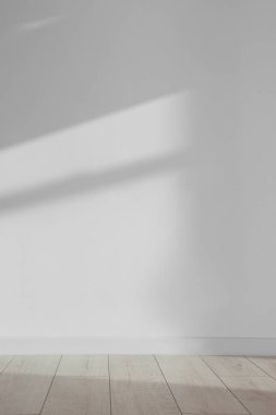 İçerideki duvardan gelen ışık ve gölgeler