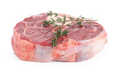 Bir parça çiğ et ve kekik beyaza izole edilmiş.