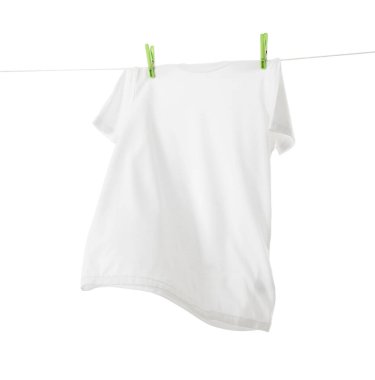 Çamaşır ipinde kurumuş bir tişört beyaza izole edilmiş.