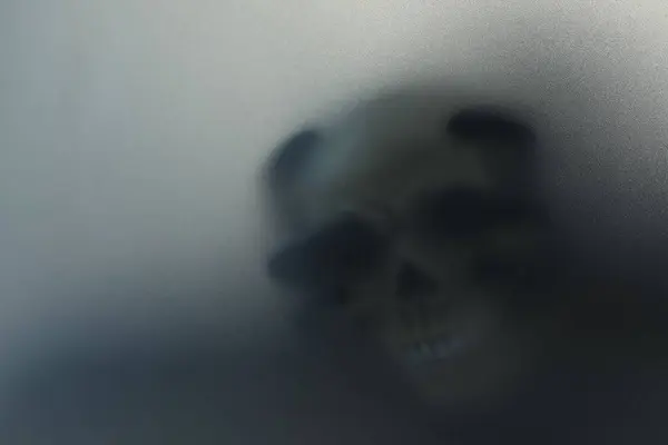 Silhouette Fantôme Effrayant Avec Crâne Derrière Tissu Espace Pour Texte — Photo