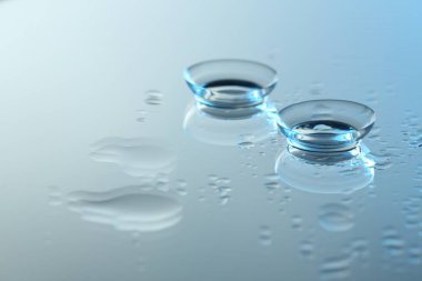 Islak ayna yüzeyinde bir çift kontakt lens. Metin için boşluk