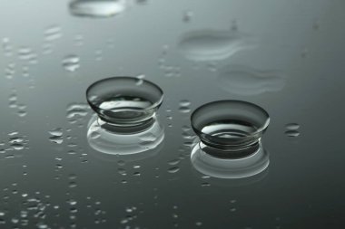 Islak ayna yüzeyinde çift kontakt lens