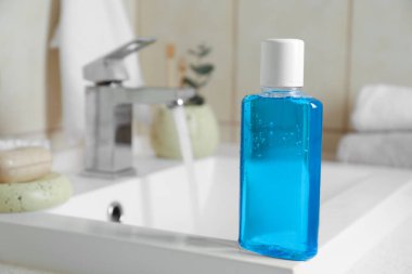 Banyodaki lavaboda şişede taze gargara, yakın plan. Metin için boşluk