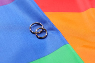 Gökkuşağı LGBT bayrağında alyanslar, yakın plan.
