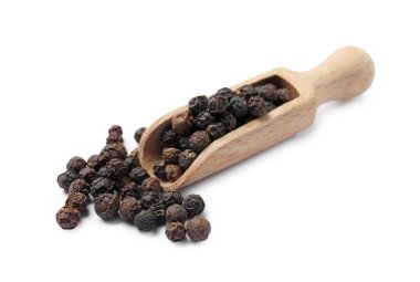 Aromatik baharat. Bir sürü siyah biber kepçesi beyaza izole edilmiş.