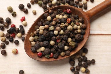 Aromatik baharatlar. Tahta masada farklı biberler, üst manzara.