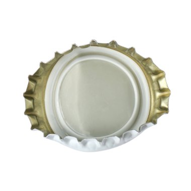 Bir bira şişesi kapağı beyaza izole edilmiş.