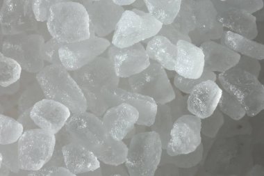 Arkaplan olarak beyaz doğal tuz, yakın görünüm
