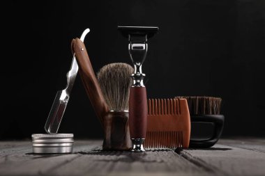 Bıyık ve sakal şekillendirme aletleri ahşap masada.