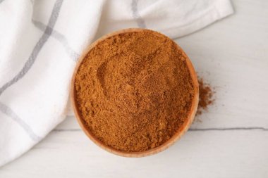 Aromatik baharat. Beyaz ahşap masada kasede kırmızı biber, üst manzara.