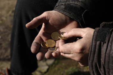 Dışarıda bozuk para tutan zavallı evsiz adam, yakın plan.