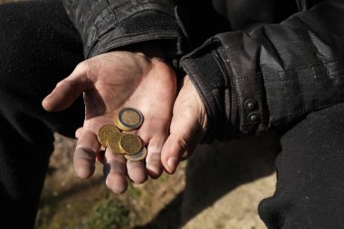 Dışarıda bozuk para tutan zavallı evsiz adam, yakın plan.