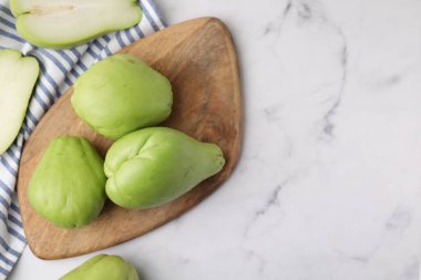 Açık mermer masada taze yeşil şalgam, üst manzara. Metin için boşluk
