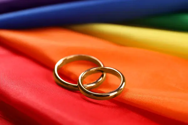 彩虹Lgbt旗上的结婚戒指 — 图库照片