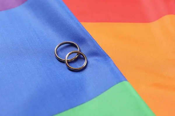 彩虹Lgbt旗上的结婚戒指 — 图库照片