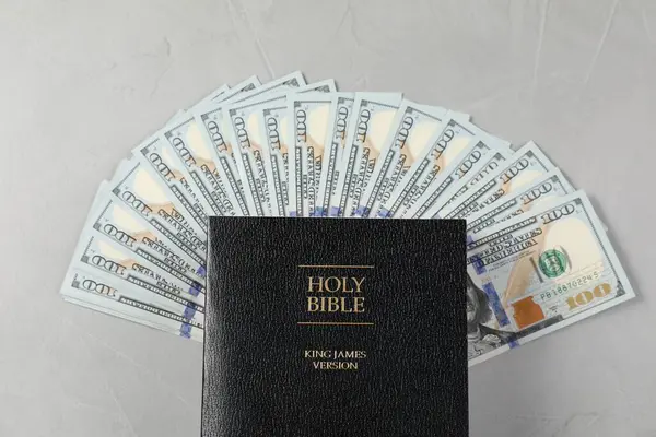 Библия Деньги Сером Столе Вид Сверху — стоковое фото