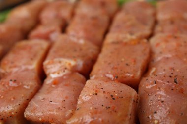 Salamura edilmiş eti arka plan olarak kes, kapat