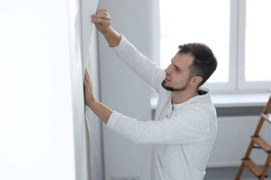 Tarz sahibi gri duvar kağıdı asan bir adam