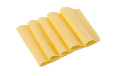 Lezzetli taze peynir dilimleri beyaza izole edilmiş, üst manzara