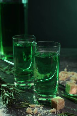 Bardakta absent, masada biberiye ve esmer şeker, yakın plan. Alkolik içki.