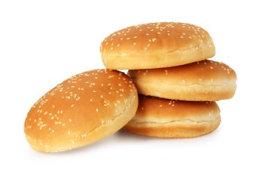 Bir sürü taze hamburger çöreği beyaz üzerine izole edilmiş.