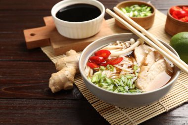 Tahta masada etli ve malzemeli lezzetli ramen. Erişte çorbası.