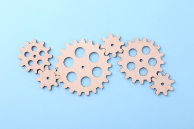 İş süreci organizasyonu ve optimizasyonu. Açık mavi arkaplanda ahşap figürlerle şema, üst görünüm