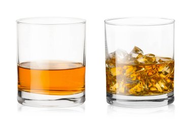 Beyaz bardaklı viski. Biri buzlu olsun.