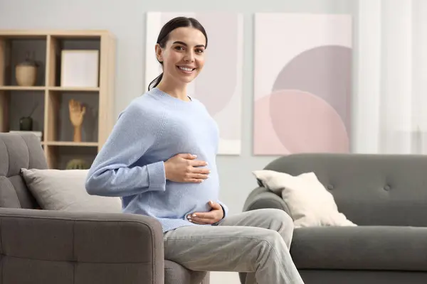 Ευτυχισμένη Έγκυος Γυναίκα Πολυθρόνα Στο Σπίτι Χώρος Για Κείμενο — Φωτογραφία Αρχείου