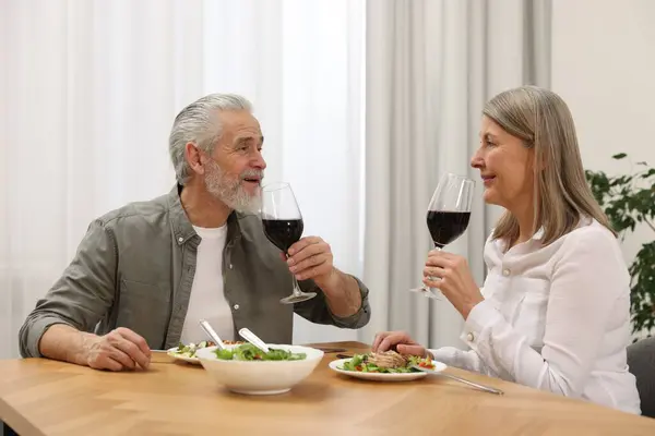 Šťastný Starší Pár Romantickou Večeři Doma — Stock fotografie