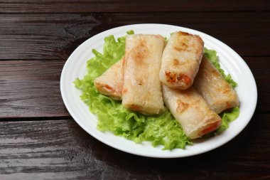 Lezzetli kızarmış börekler ahşap masada.