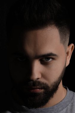 Kem göz. Siyah arka planda korkunç gözleri olan bir adam.