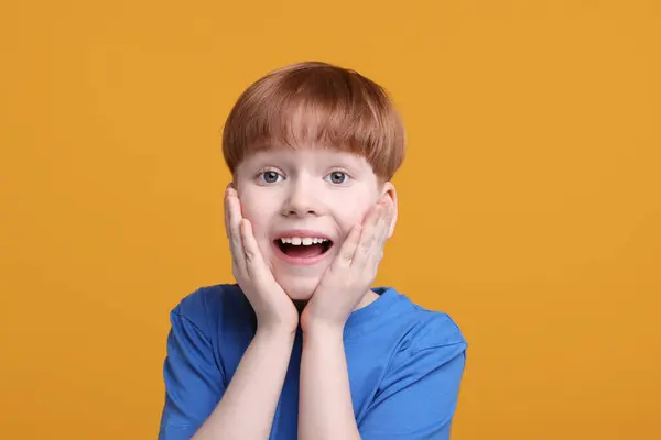 Πορτρέτο Του Έκπληκτος Μικρό Αγόρι Πορτοκαλί Φόντο — Φωτογραφία Αρχείου