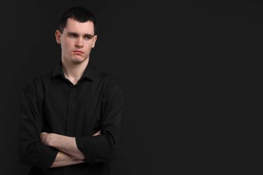 Siyah arkaplanda üzgün bir adamın portresi, metin için boşluk