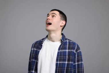 Gri arka planda sürpriz adam portresi