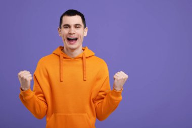 Mor arka planda şaşırmış bir adamın portresi, metin için boşluk