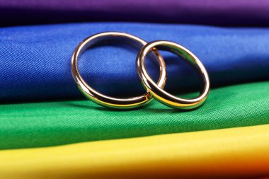 Gökkuşağı LGBT bayrağında alyanslar, yakın plan.