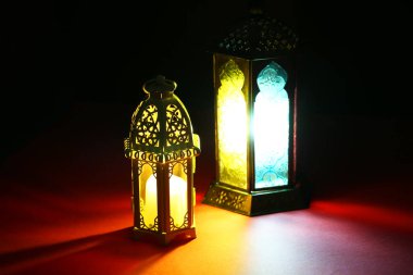 Masadaki dekoratif Arap fenerleri koyu arkaplana karşı