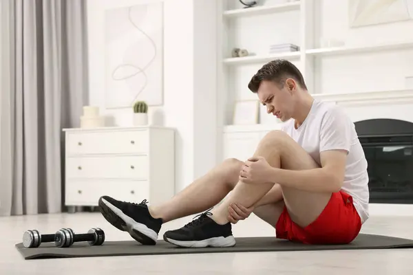 Muž Trpí Bolestí Nohou Podložce Doma — Stock fotografie