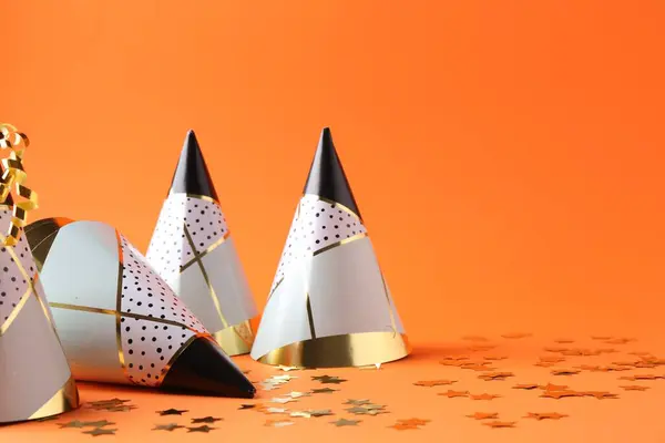 Party Hats Confetti Orange Background Space Text — Stock Photo, Image