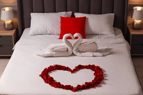 Huwelijksreis Zwanen Gemaakt Met Handdoeken Hart Van Mooie Rozenblaadjes Bed Stockfoto