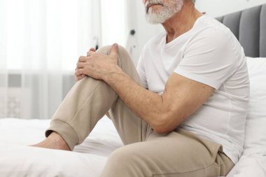 Artrit belirtileri. Evdeki adam dizinde ağrıdan muzdarip.