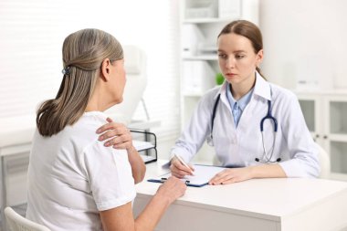 Artrit belirtileri. Hastanede omuz ağrısı olan bir doktora danışıyorum.