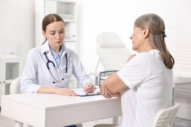 Artrit belirtileri. Hastanede hastanın dirseğini muayene eden doktor.