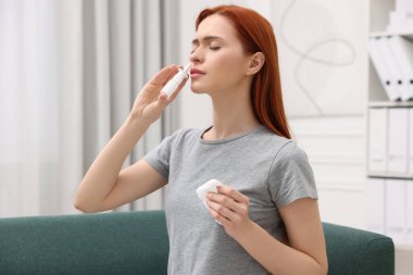 Tıbbi damlalar. Evde burun spreyi kullanan bir kadın.