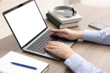 E-öğrenme. Çevrimiçi ders sırasında dizüstü bilgisayar kullanan kadın, kapalı çekim