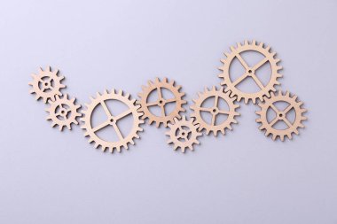 İş süreci organizasyonu ve optimizasyonu. Hafif arkaplan ve üst görünümde ahşap figürlerle şema
